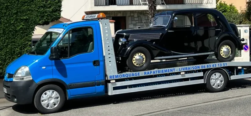 Dépanneuse plateau Claira Automobile transportant une voiture ancienne